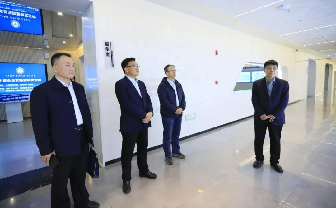 花花牛乳業(yè)集團黨委書記、董事長唐洪峰一行赴中原食品實驗室同中國工程院院士、中原食品實驗室主任任發(fā)政座談交流 花花牛乳業(yè)集團黨委書記、董事長唐洪峰一行赴中原食品實驗室同中國工程院院士、中原食品實驗室主任任發(fā)政座談交流