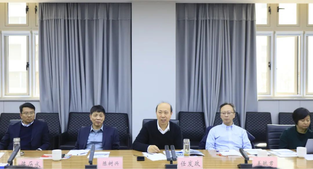 花花牛乳業(yè)集團黨委書記、董事長唐洪峰一行赴中原食品實驗室同中國工程院院士、中原食品實驗室主任任發(fā)政座談交流 花花牛乳業(yè)集團黨委書記、董事長唐洪峰一行赴中原食品實驗室同中國工程院院士、中原食品實驗室主任任發(fā)政座談交流