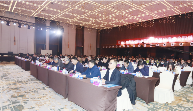 河南奶業(yè)發(fā)展啟航新征程——花花牛乳業(yè)集團(tuán)黨委書記、董事長唐洪峰當(dāng)選河南省奶業(yè)協(xié)會(huì)會(huì)長