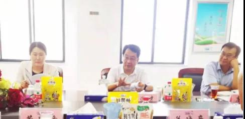 河南省高級(jí)人民法院院長胡道才一行蒞臨花花牛乳業(yè)集團(tuán)開展“萬人助萬企”活動(dòng) 助力企業(yè)發(fā)展 河南省高級(jí)人民法院院長胡道才一行蒞臨花花牛乳業(yè)集團(tuán)開展“萬人助萬企”活動(dòng) 助力企業(yè)發(fā)展