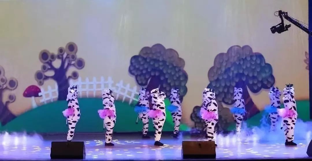 “贏在2019”，花花牛乳業(yè)集團(tuán)2019年新春晚會(huì)盛大開幕