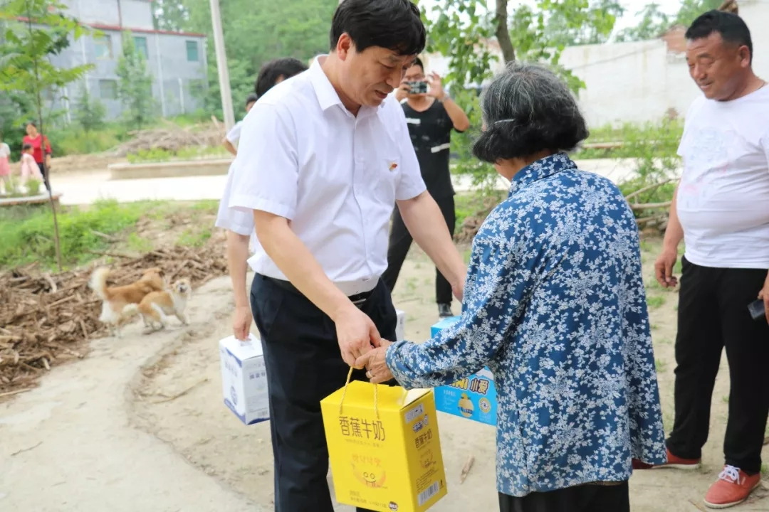 花花牛乳業集團走訪慰問貧困戶 結對幫扶暖人心