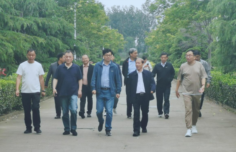 花花牛丨河南農業(yè)大學黨委副書記、校長介曉磊一行蒞臨花花牛河南瑞亞參觀調研