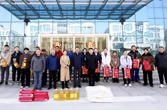 新春佳節(jié)暖人心 堅(jiān)守一線顯擔(dān)當(dāng) ——河南農(nóng)業(yè)投資集團(tuán)黨委委員、副總經(jīng)理兼花花牛乳業(yè)集團(tuán)黨委書(shū)記、董事長(zhǎng)張峰慰問(wèn)花花牛乳業(yè)在崗員工